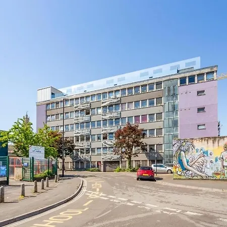 Trendy, Urban Open Plan Apartment